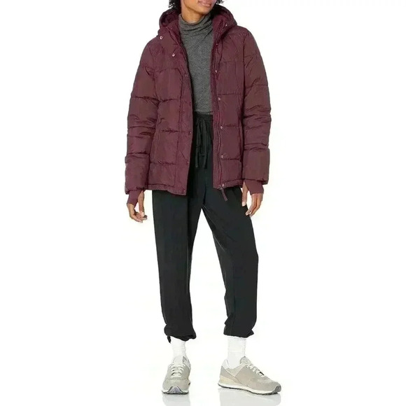 Amazon Essentials Women's Heavyweight Long-Sleeve Hooded Puffer Coat - Picture 1 of 8